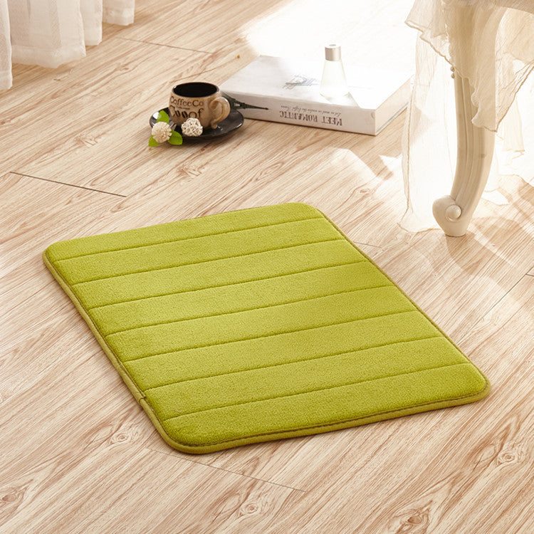 Modern minimalist solid color coral fleece floor mat, absorbent, wear-resistant, and non-slip for bathroom entrances.