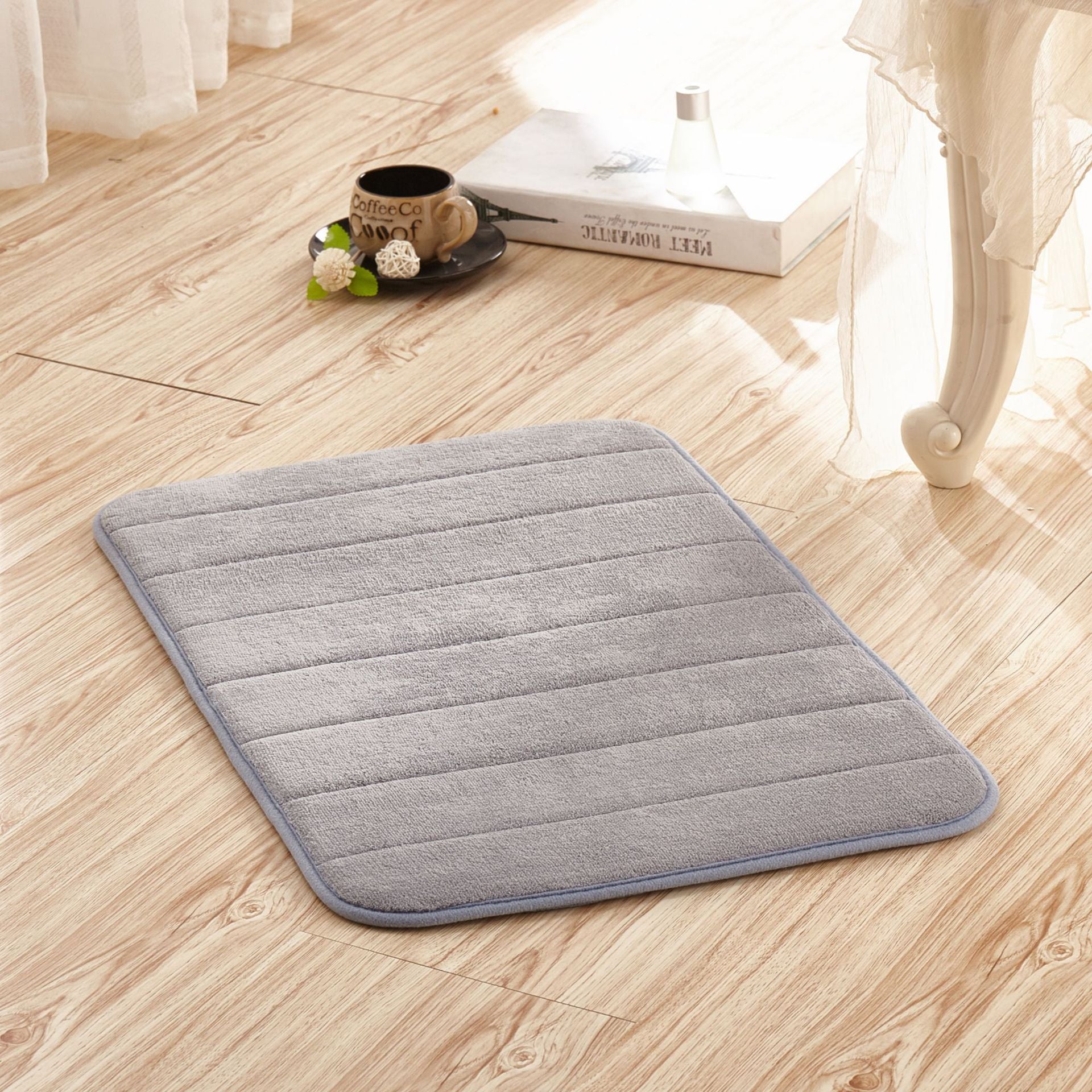 Modern minimalist solid color coral fleece floor mat, absorbent, wear-resistant, and non-slip for bathroom entrances.